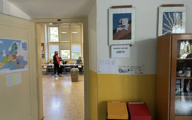 První volební den je u konce. Většina lídrů má odvoleno
