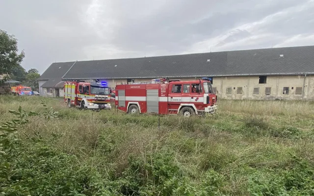 Lidé i zvířata v ohrožení. Hasiči bojovali s požárem v kravíně na Jesenicku