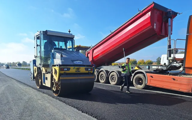 VIDEO: Nový EXIT na D35 u Olomouce míří k otevření, rondel u Globusu znovu ožije