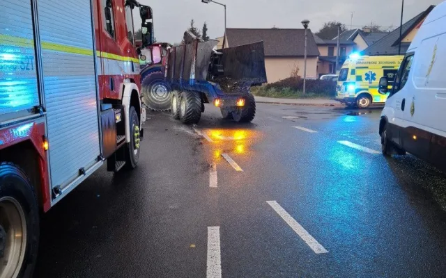 V Bludově se traktor srazil s autem, řidičku odvezla záchranka. Nehoda zavřela průtah obcí