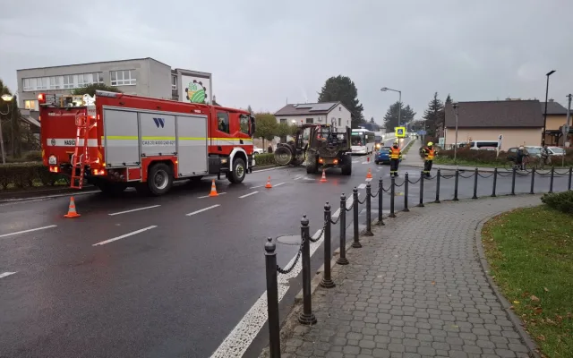 V Bludově se traktor srazil s autem, řidičku odvezla záchranka. Nehoda zavřela průtah obcí