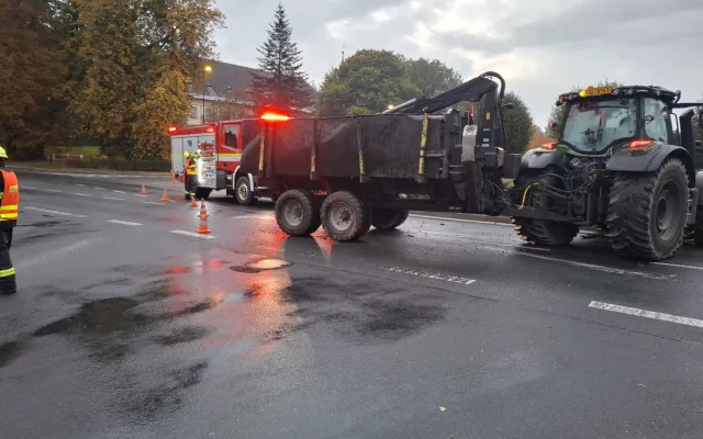 V Bludově se traktor srazil s autem, řidičku odvezla záchranka. Nehoda zavřela průtah obcí