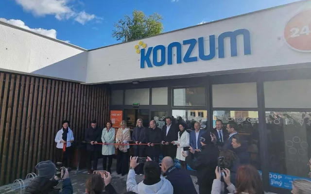 Z Jednoty je Konzum 24/7. Samoobslužný obchod v Jeseníku otestovala i první dáma