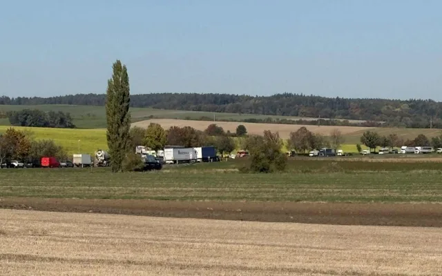 Střet auta a sanitky zablokoval tah za Mohelnicí, k nehodě letěl vrtulník