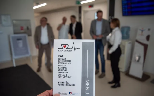 Připravená srdcem. Pacientům na onkologii v Olomouci dobrovolníci servírují kávu zdarma