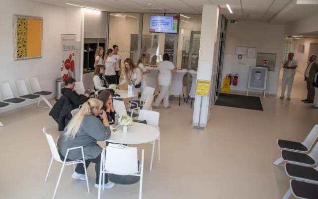 Připravená srdcem. Pacientům na onkologii v Olomouci dobrovolníci servírují kávu zdarma