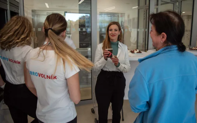 Připravená srdcem. Pacientům na onkologii v Olomouci dobrovolníci servírují kávu zdarma