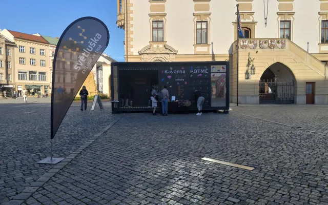 Káva v naprosté tmě. Kavárna Potmě přibližuje v Olomouci návštěvníkům svět nevidomých