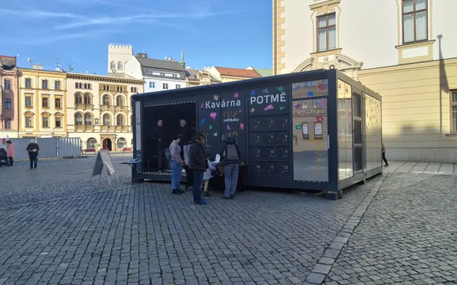 Káva v naprosté tmě. Kavárna Potmě přibližuje v Olomouci návštěvníkům svět nevidomých