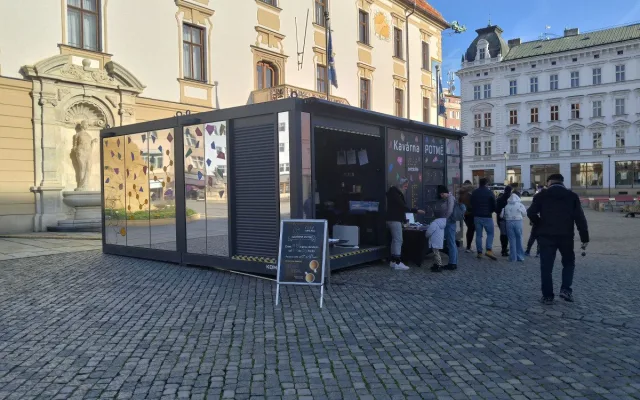 Káva v naprosté tmě. Kavárna Potmě přibližuje v Olomouci návštěvníkům svět nevidomých