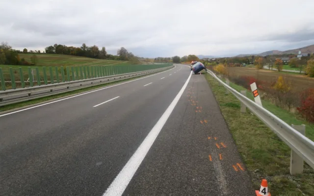 Dvaadvacetiletý řidič pověsil u Vlachova Superb na svodidla. Jel příliš rychle