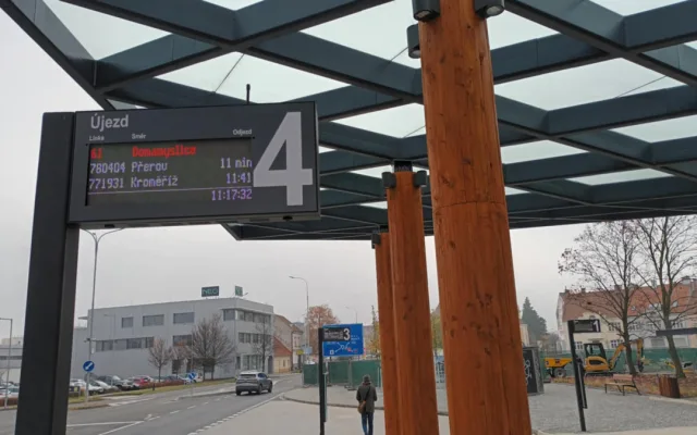 Prostějov otevřel nový dopravní terminál. Nechybí boxy na kola, vznikla i parkovací místa