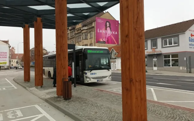 Prostějov otevřel nový dopravní terminál. Nechybí boxy na kola, vznikla i parkovací místa