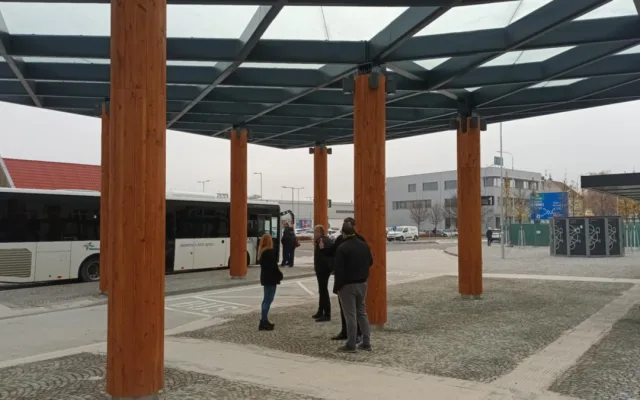 Prostějov otevřel nový dopravní terminál. Nechybí boxy na kola, vznikla i parkovací místa