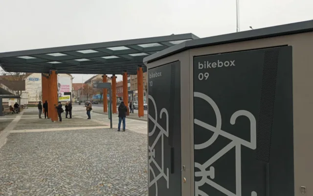 Prostějov otevřel nový dopravní terminál. Nechybí boxy na kola, vznikla i parkovací místa