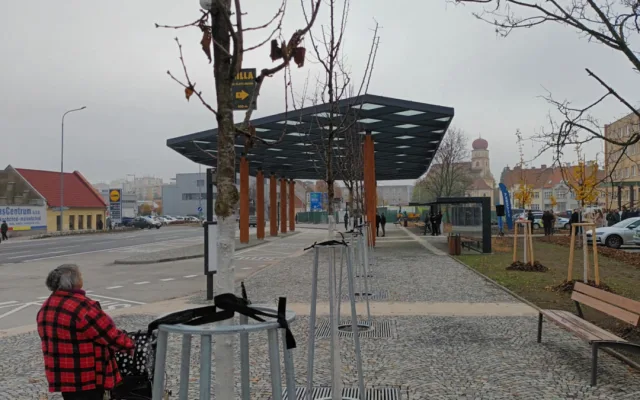 Prostějov otevřel nový dopravní terminál. Nechybí boxy na kola, vznikla i parkovací místa