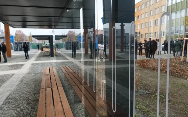 Prostějov otevřel nový dopravní terminál. Nechybí boxy na kola, vznikla i parkovací místa