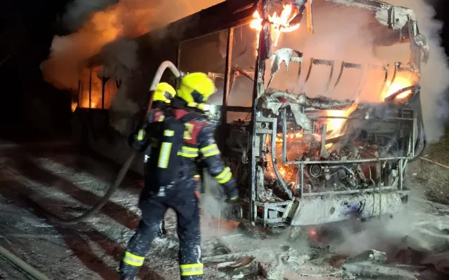 Autobus v plamenech. Hasiči včera večer zasahovali v Beňově na Přerovsku