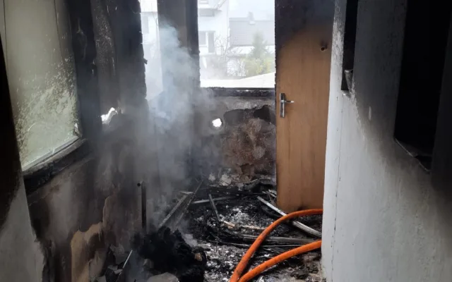 Osm lidí v ohrožení při požáru domu v Přerově. Hasiči je dostali ven ve vyváděcích maskách