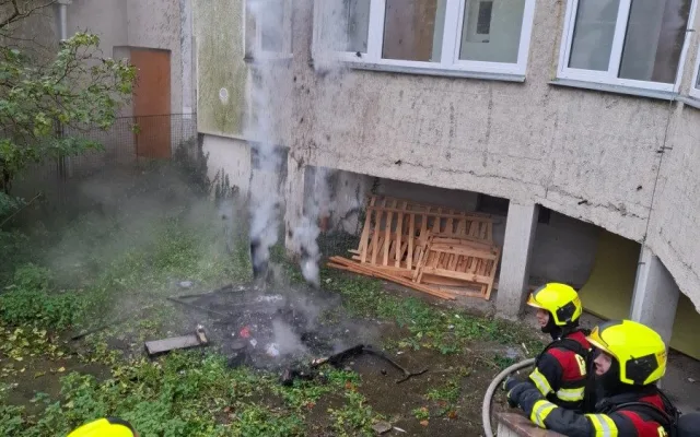 Osm lidí v ohrožení při požáru domu v Přerově. Hasiči je dostali ven ve vyváděcích maskách