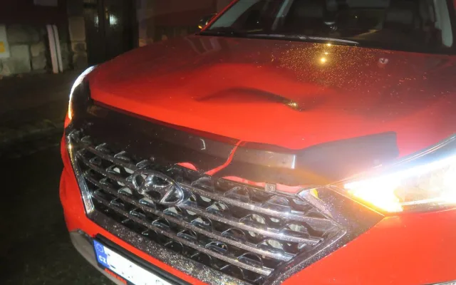 Bez rozhlédnutí a 10 metrů od přechodu. Chodkyni po střetu odvezla sanitka