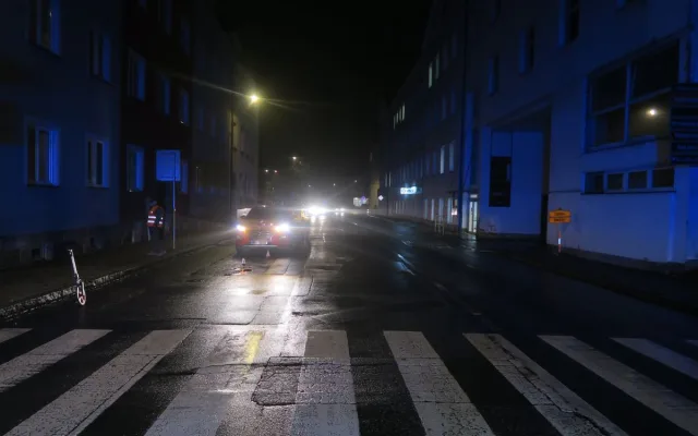 Bez rozhlédnutí a 10 metrů od přechodu. Chodkyni po střetu odvezla sanitka