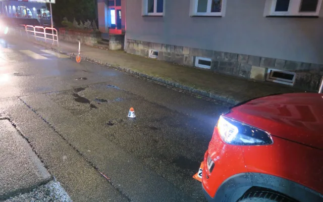 Bez rozhlédnutí a 10 metrů od přechodu. Chodkyni po střetu odvezla sanitka