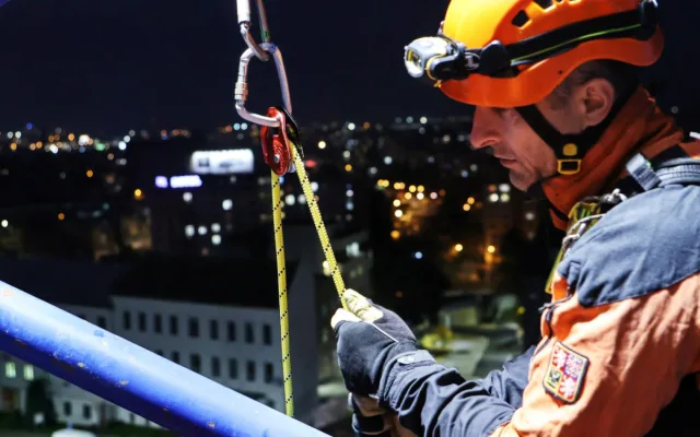 VIDEO: Hasiči zachraňovali jeřábníka a sebevraha z výšky pětapadesát metrů. Náročné cvičení