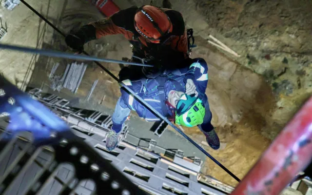 VIDEO: Hasiči zachraňovali jeřábníka a sebevraha z výšky pětapadesát metrů. Náročné cvičení