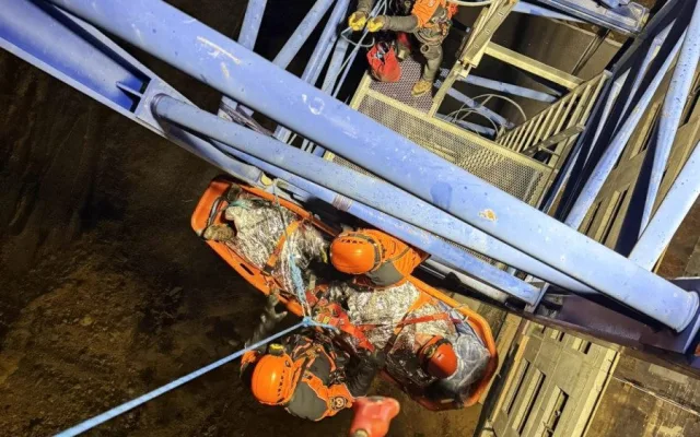 VIDEO: Hasiči zachraňovali jeřábníka a sebevraha z výšky pětapadesát metrů. Náročné cvičení