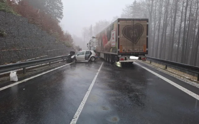 Nehoda kamionu a auta uzavřela silnici na Červenohorské sedlo. Jeden člověk je zraněný
