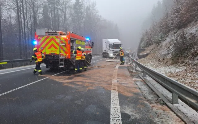Nehoda kamionu a auta uzavřela silnici na Červenohorské sedlo. Jeden člověk je zraněný