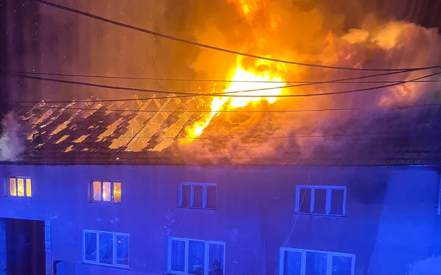 Noční požár domu na Prostějovsku: s plameny bojovalo pět jednotek hasičů