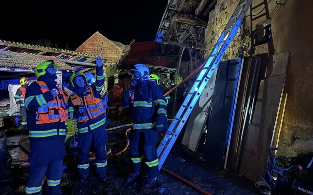 Noční požár domu na Prostějovsku: s plameny bojovalo pět jednotek hasičů