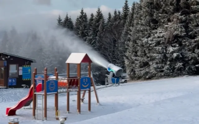 VIDEO: Areály v Jeseníkách už začaly zasněžovat. Paprsek nabídne online prodej skipasů