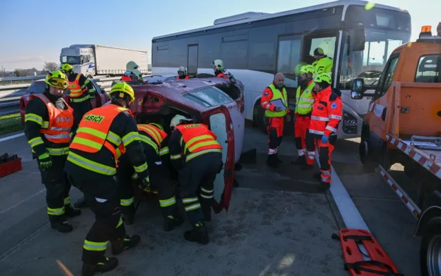 Bouračka autobusu i cisterny. Složky IZS cvičně řešily masivní havárii na nové D1