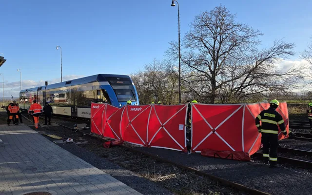 Tragické ráno u Olomouce: po střetu s vlakem zemřela řidička auta