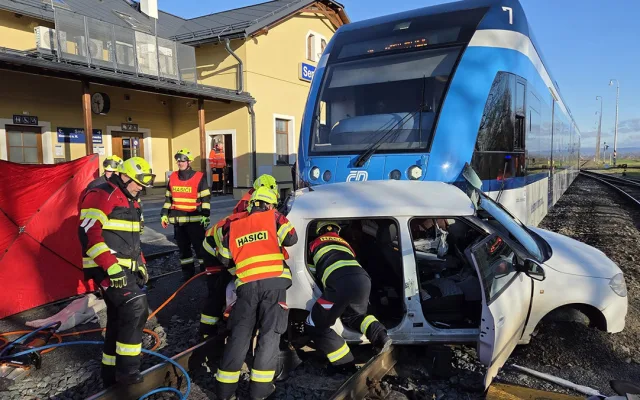 Tragické ráno u Olomouce: po střetu s vlakem zemřela řidička auta