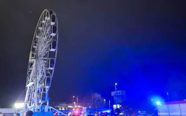 V Olomouci se zaseklo vyhlídkové kolo, lidi z kabinek zachraňovali i hasiči