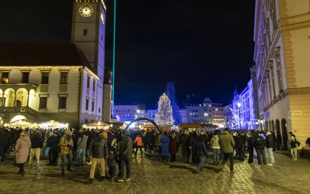 FOTO, VIDEO: V Olomouci se rozzářil vánoční strom Štědřínek