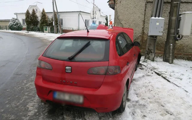 Smrtelný náraz do domu. 90letý řidič zemřel po nehodě u Mohelnice