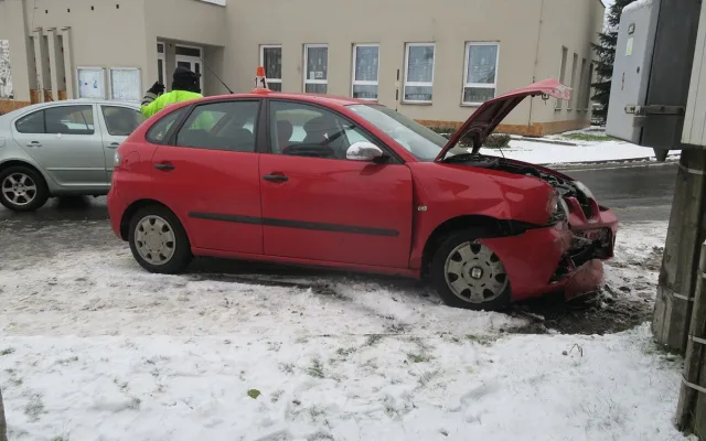 Smrtelný náraz do domu. 90letý řidič zemřel po nehodě u Mohelnice