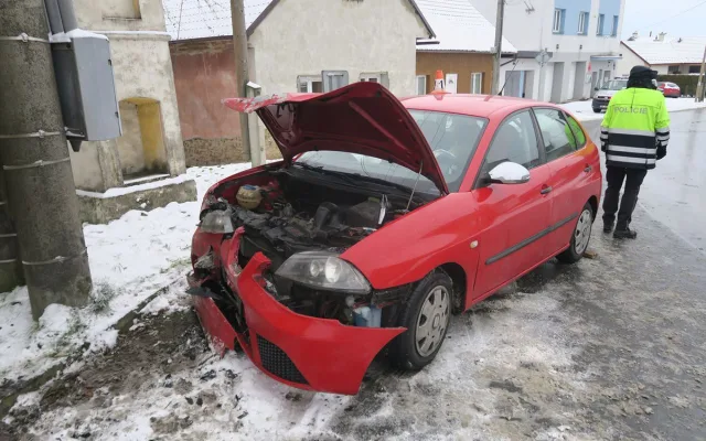 Smrtelný náraz do domu. 90letý řidič zemřel po nehodě u Mohelnice