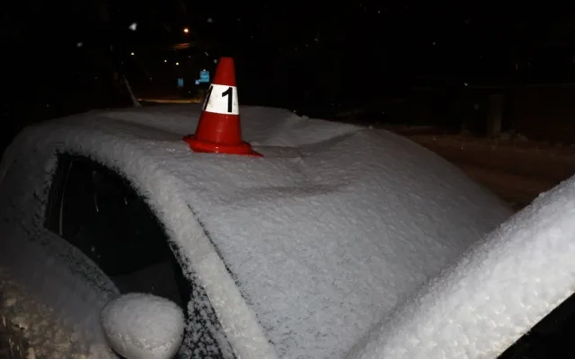 FOTOGALERIE: Auta na střeše nebo v potoce. Na severu kraje mladí řidiči bourali kvůli sněhu