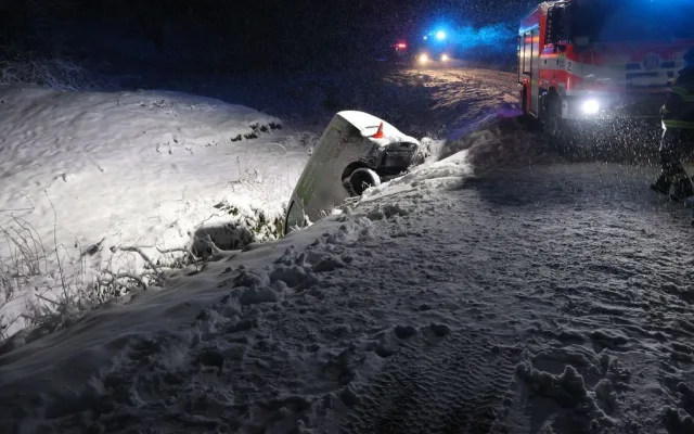 FOTOGALERIE: Auta na střeše nebo v potoce. Na severu kraje mladí řidiči bourali kvůli sněhu