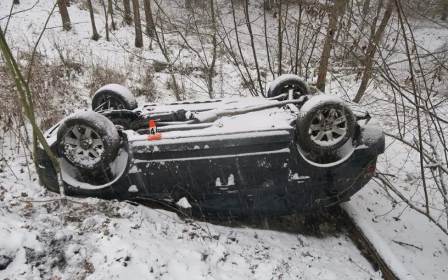 FOTOGALERIE: Auta na střeše nebo v potoce. Na severu kraje mladí řidiči bourali kvůli sněhu