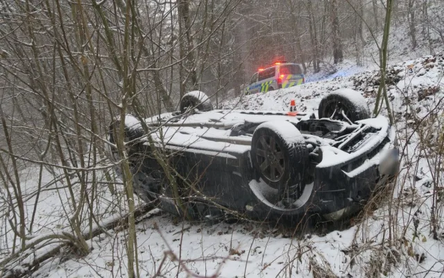 FOTOGALERIE: Auta na střeše nebo v potoce. Na severu kraje mladí řidiči bourali kvůli sněhu
