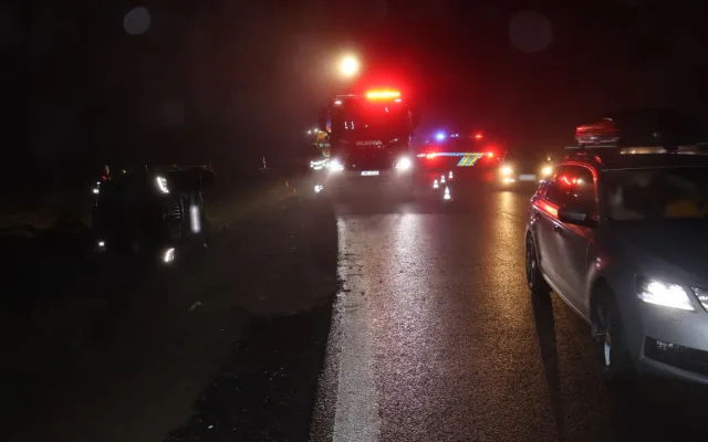 U Kokor večer havaroval mikrobus se čtrnácti lidmi. Šest osob je zraněných, řidič jel rychle