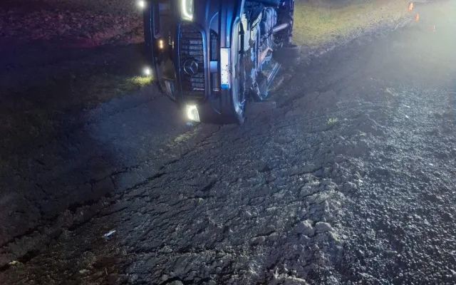 U Kokor večer havaroval mikrobus se čtrnácti lidmi. Šest osob je zraněných, řidič jel rychle