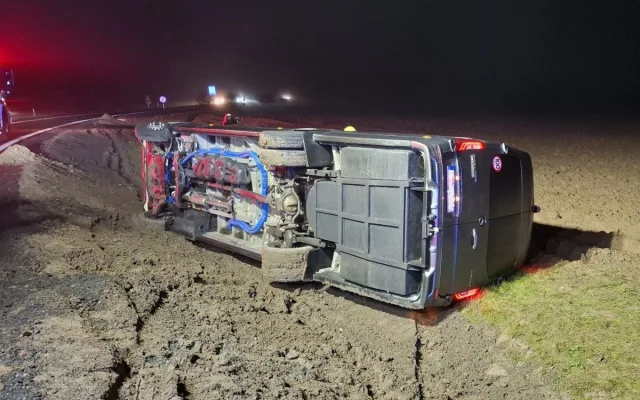 U Kokor večer havaroval mikrobus se čtrnácti lidmi. Šest osob je zraněných, řidič jel rychle